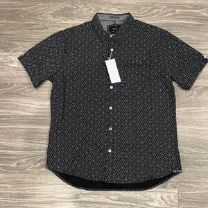 Level ten short sleeve button down shirt. Size L. NWT